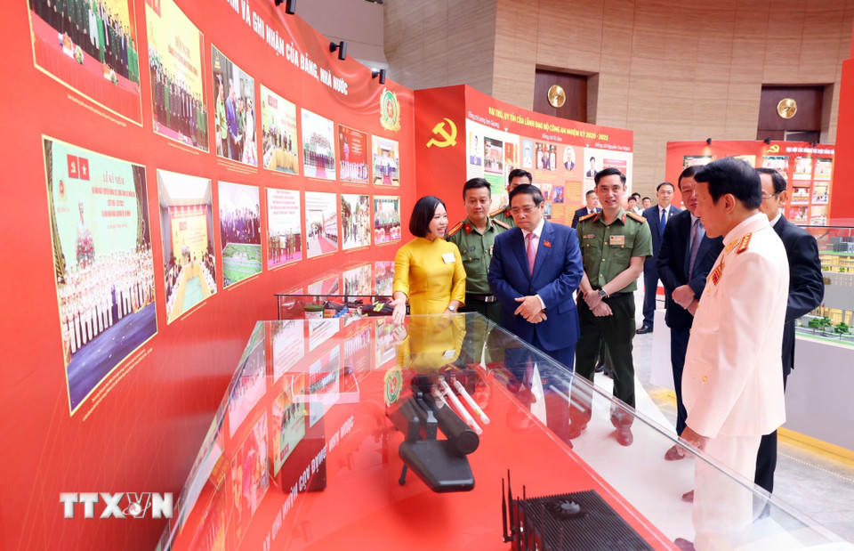 Thủ tướng Phạm Minh Chính và đại biểu tham quan các gian trưng bày sản phẩm của Bộ Công an. (Ảnh: Phạm Kiên/TTXVN)
