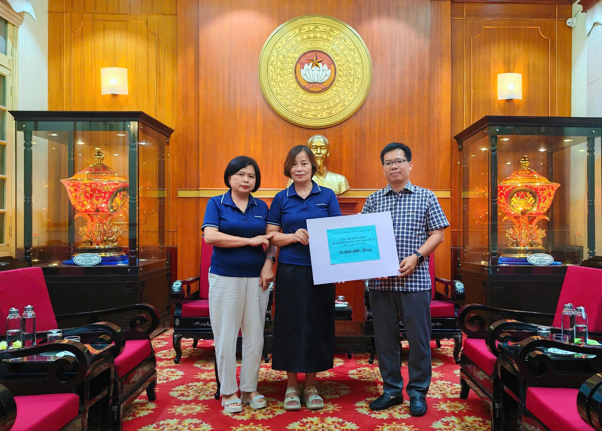 Ông Lê Thanh Tú - Phó Trưởng ban Công tác xã hội, Cơ quan Ủy ban Trung ương Mặt trận Tổ quốc Việt Nam tiếp nhận ủng hộ 50 triệu đồng từ Công ty Cổ phần diêm Thống Nhất).