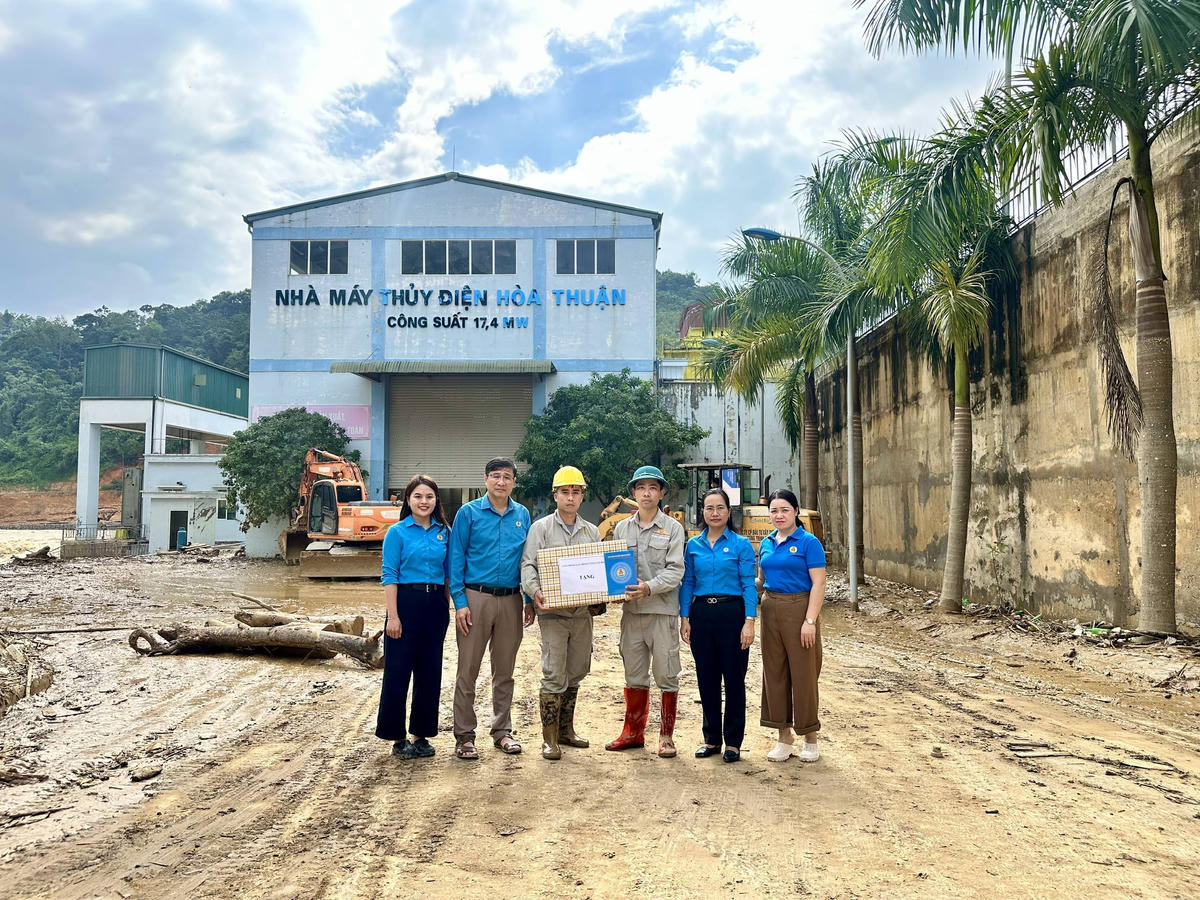 Đoàn công tác tặng quà đoàn viên, công nhân đang khắc phục hậu quả bão lũ tại Công đoàn cơ sở Công ty Cổ phần Thuỷ điện Hoà Thuận. Ảnh: LĐLĐ Cao Bằng.