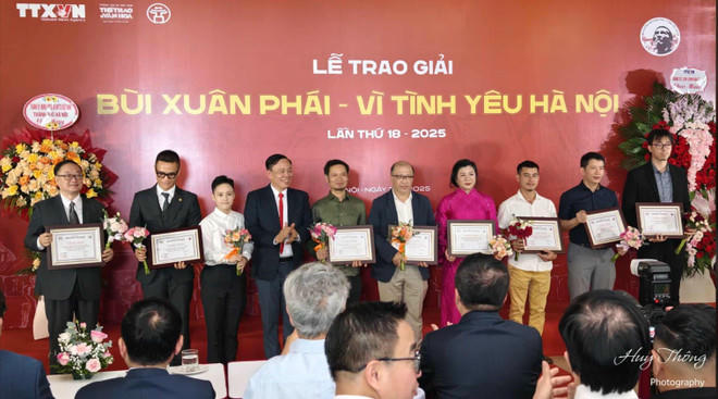 Ban Tổ chức giải thưởng tặng hoa và Bằng chứng nhận cho đại diện các đề cử. (Ảnh: Huy Thông).