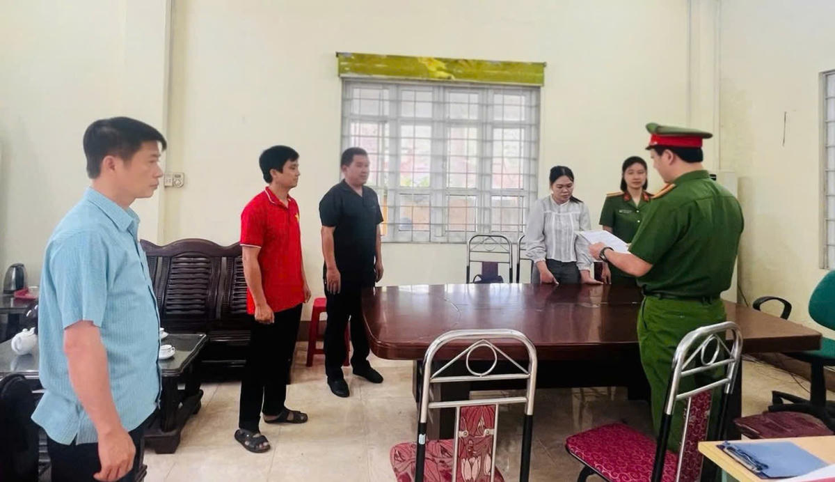 Cơ quan điều tra đọc lệnh bắt Phạm Thị Thủy. Ảnh: Thanh Tuấn.