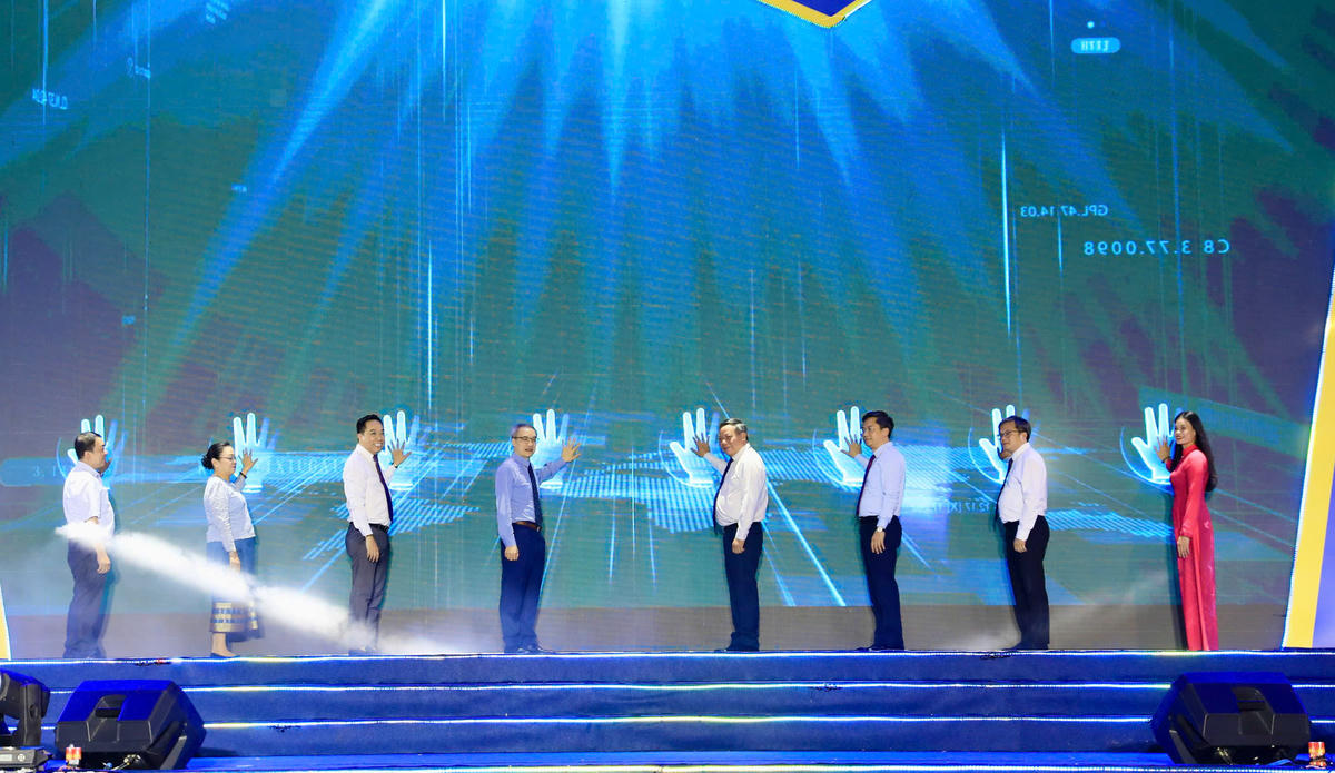 Các đại biểu thực hiện nghi thức khai mạc hội sách