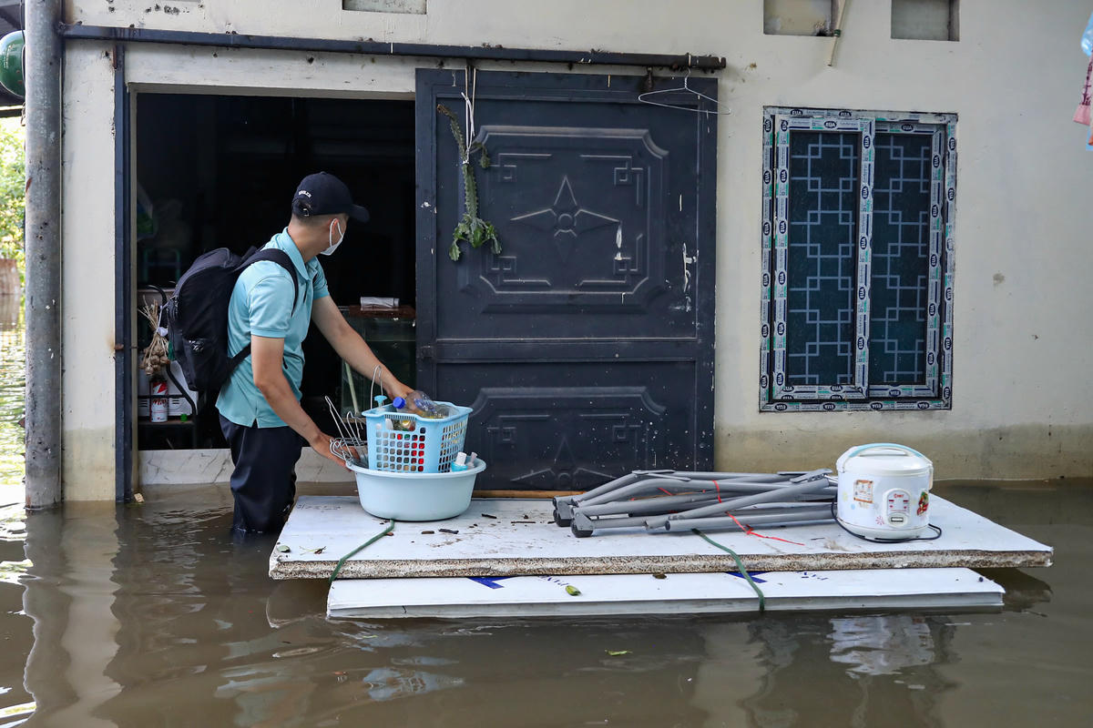 Việc sinh hoạt của người dân bị đảo lộn do ngập úng dài ngày.