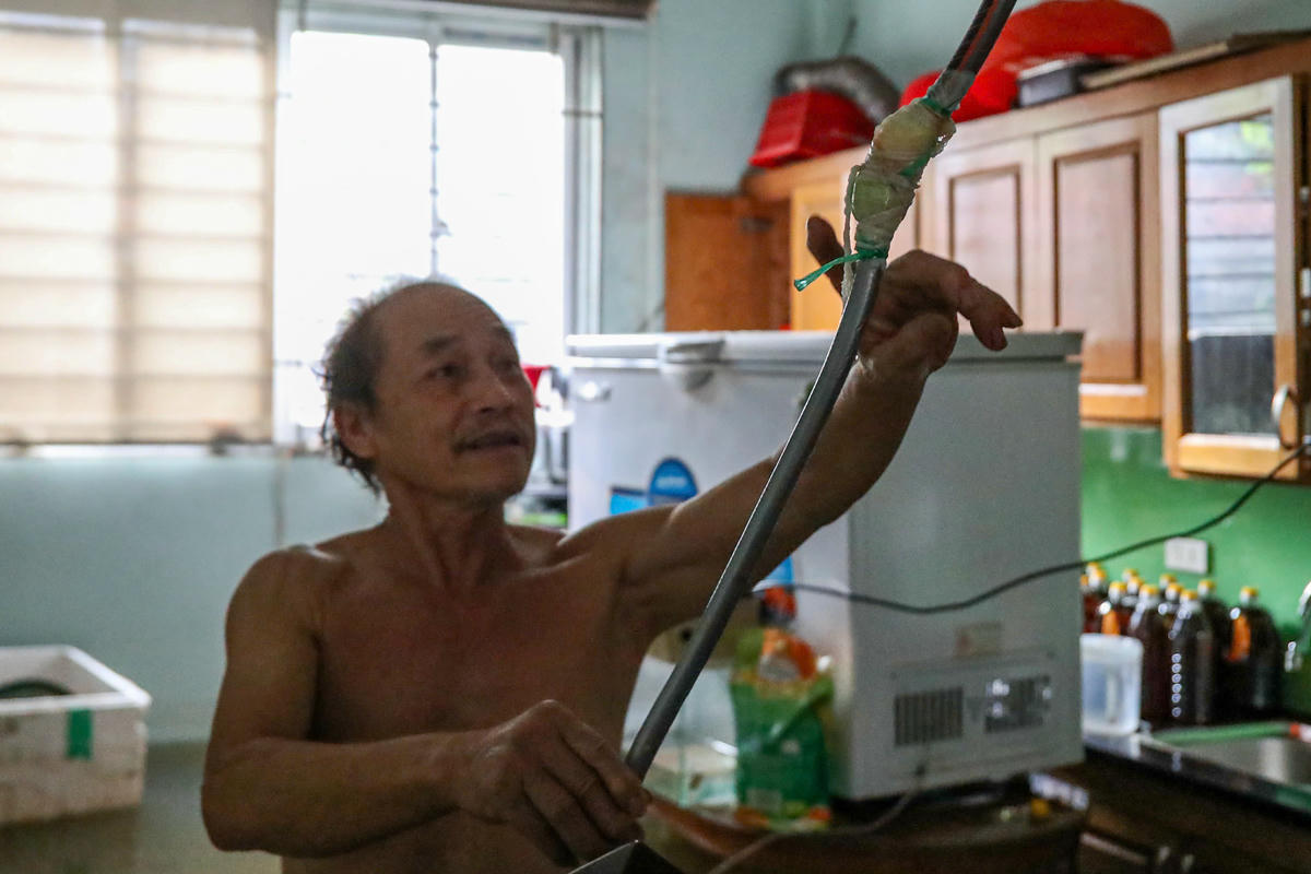 Ngập úng khiến điện mất, thiếu nước sạch nhiều ngày, 6 người trong gia đình ông Hơn phải cầm cự bằng bánh mì, lương khô và mì tôm.