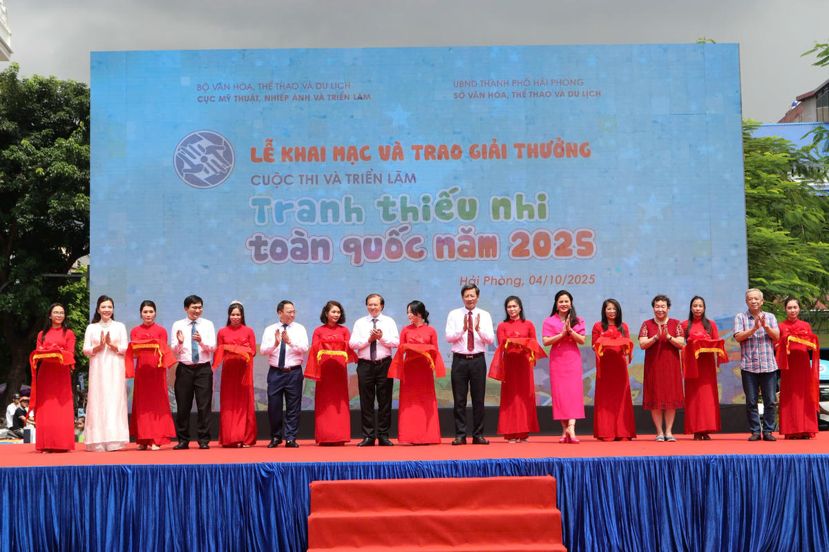 Đại biểu cắt băng khai mạc Triển lãm. Ảnh: VC.