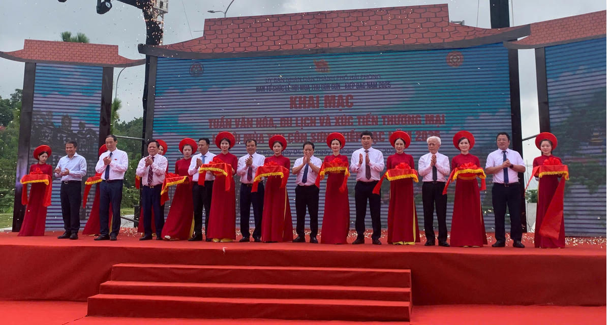 Lãnh đạo TP Hải Phòng cắt băng khai mạc Tuần lễ Văn hóa, Du lịch và Xúc tiến Thương mại mùa Thu Côn Sơn - Kiếp Bạc 2025. Ảnh: PT. 