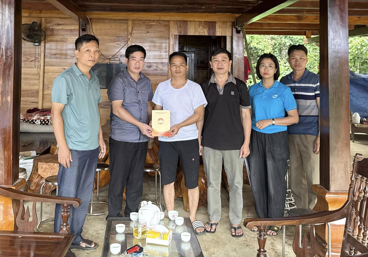 Ông Nguyễn Việt Khánh, Phó Chủ tịch Ủy ban MTTQ Việt Nam tỉnh Tuyên Quang thăm hỏi, trao quà hỗ trợ gia đình nạn nhân cháu Hoàng Bích Ngọc. Ảnh: MTTQ Tuyên Quang.