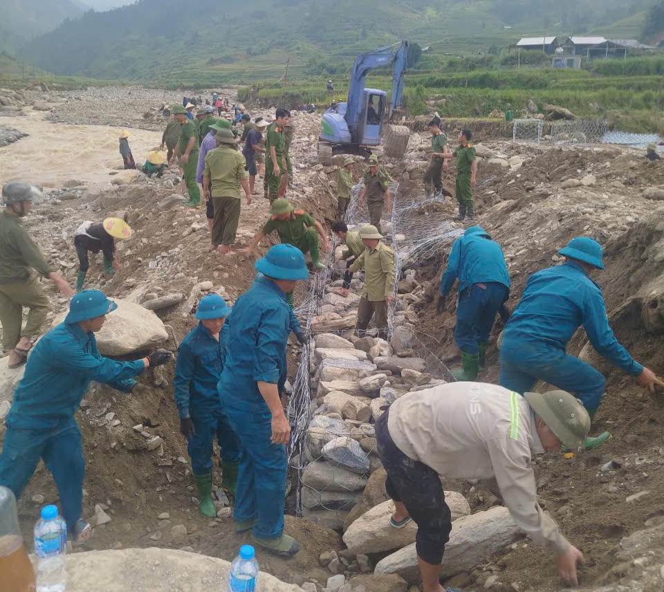 Lào Cai: Khẩn cấp huy động tổng lực làm kè bảo vệ làng
