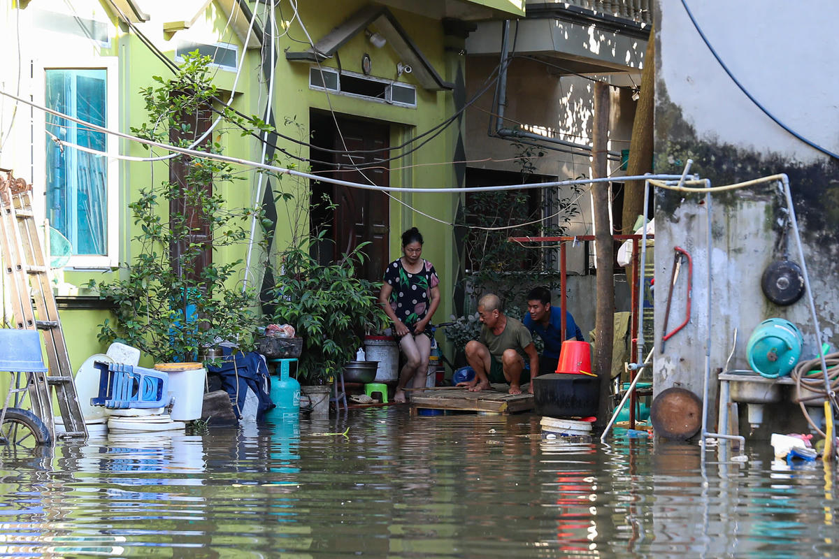 Phương tiện di chuyển của người dân tại đây chủ yếu là thuyền, bè tự chế từ những tấm gỗ, xốp.