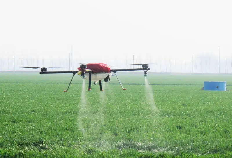 Thiết bị bay không người lái trên các cánh đồng. 