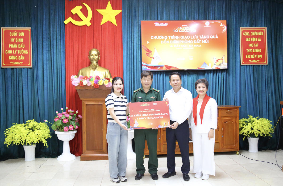 Ông Trương Thành Trung và bà Phan Minh Thu trao tặng máy điều hòa và máy in cho Đồn Biên phòng Đất Mũi. Ảnh: Thanh Tiến