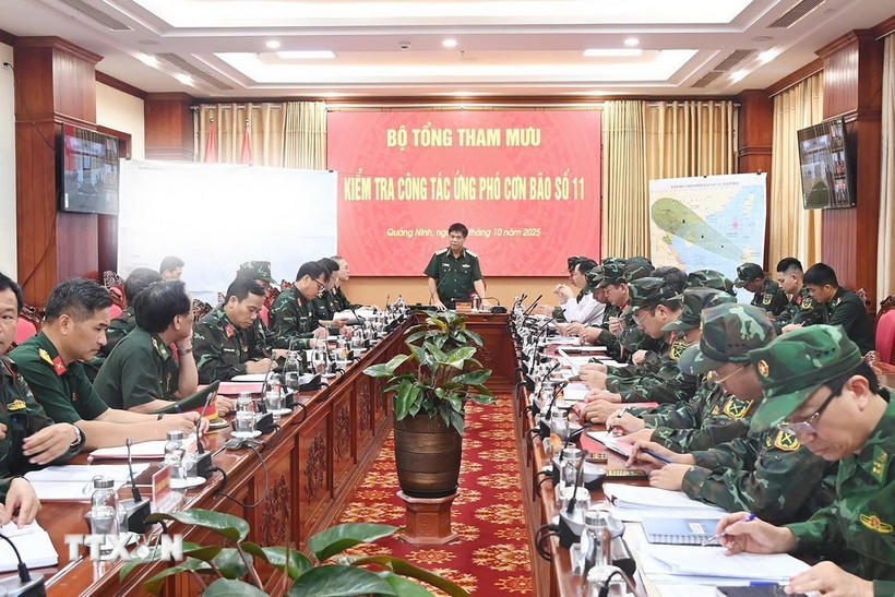 Thượng tướng Nguyễn Văn Nghĩa, Phó Tổng mưu trưởng Quân đội Nhân dân Việt Nam, phát biểu kết luận kiểm tra công tác phòng chống bão số 11 tại Quảng Ninh. (Ảnh: Văn Đảm/TTXVN phát).