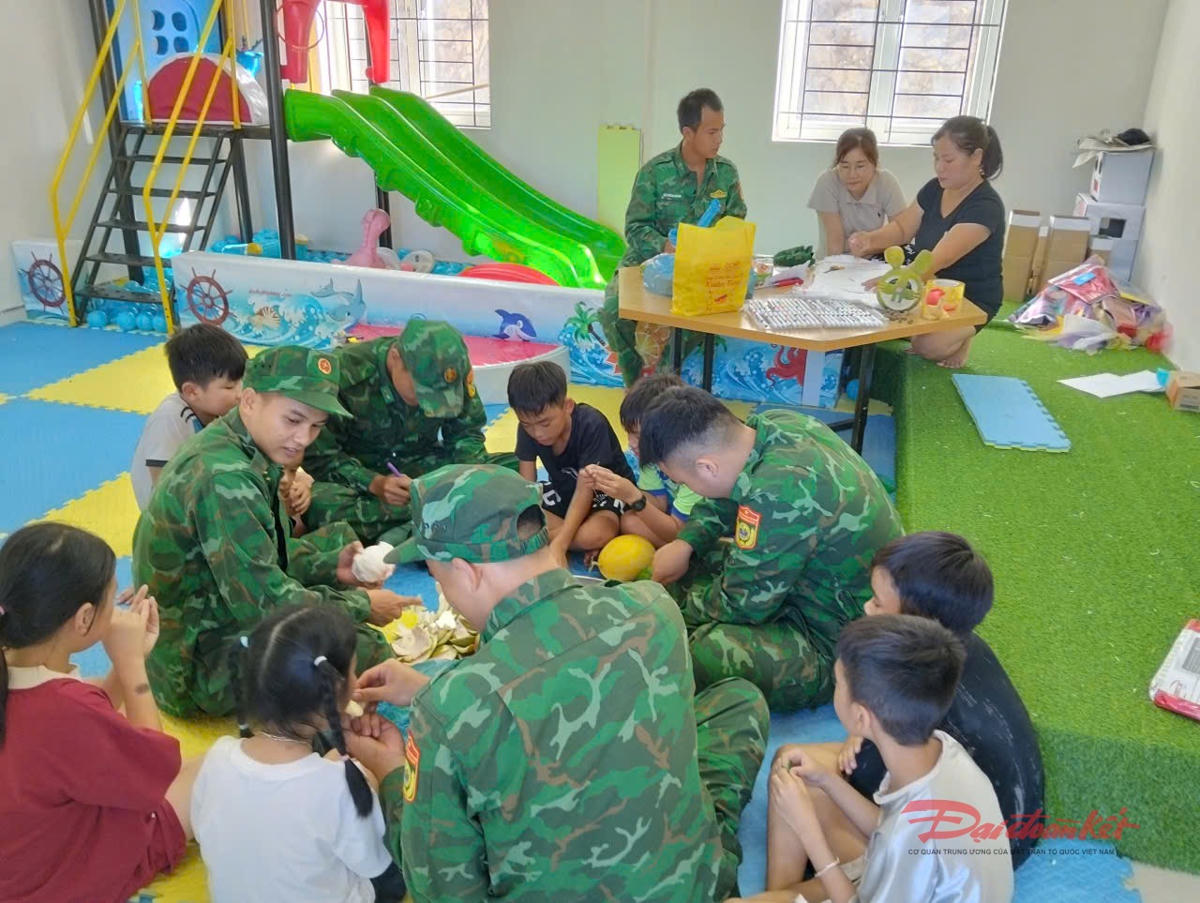 Cả cô, trò cùng các chiến sỹ chuẩn bị mâm cỗ cho đêm Trung Thu.