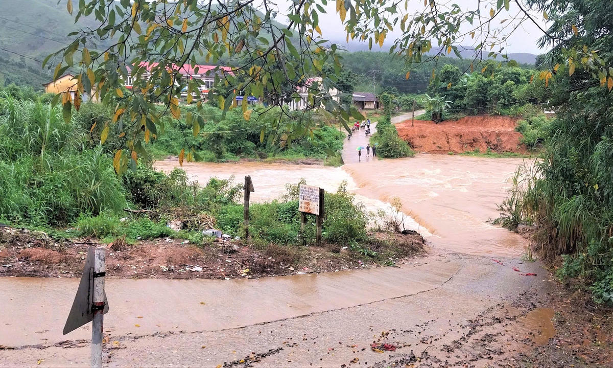 Cầu tràn
thôn Đăk Ák bị ngập khi mưa lớn thường gây ngập nước sâu. Ảnh: CV.