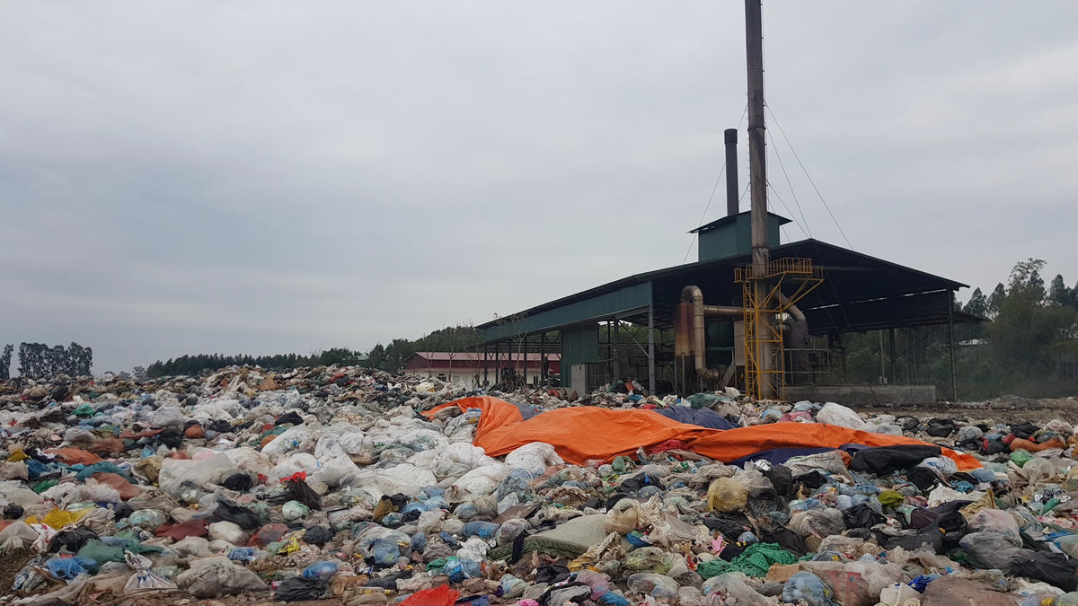 Khối lượng lớn rác thải hiện vẫn được chôn lấp, hoặc rò rỉ ra môi trường. 	Ảnh: Nam Anh