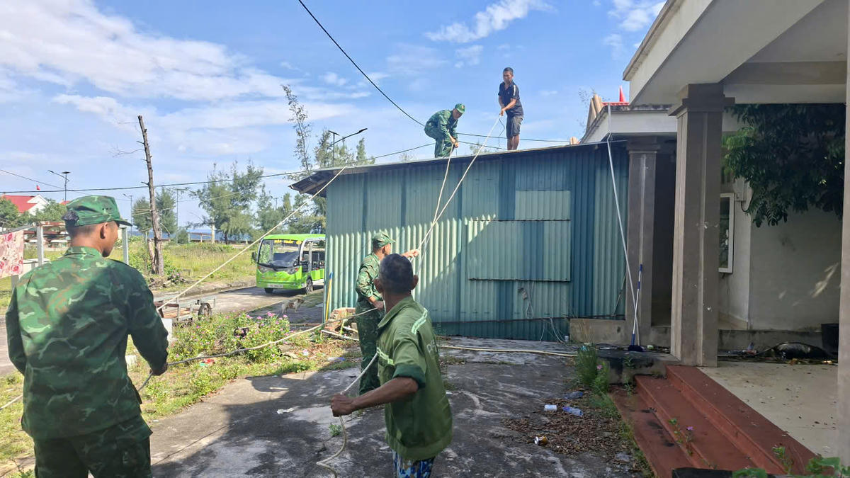 CBCS Đồnn BP Đảo Trần giúp dân chằng chống nhà cửa chống bão.