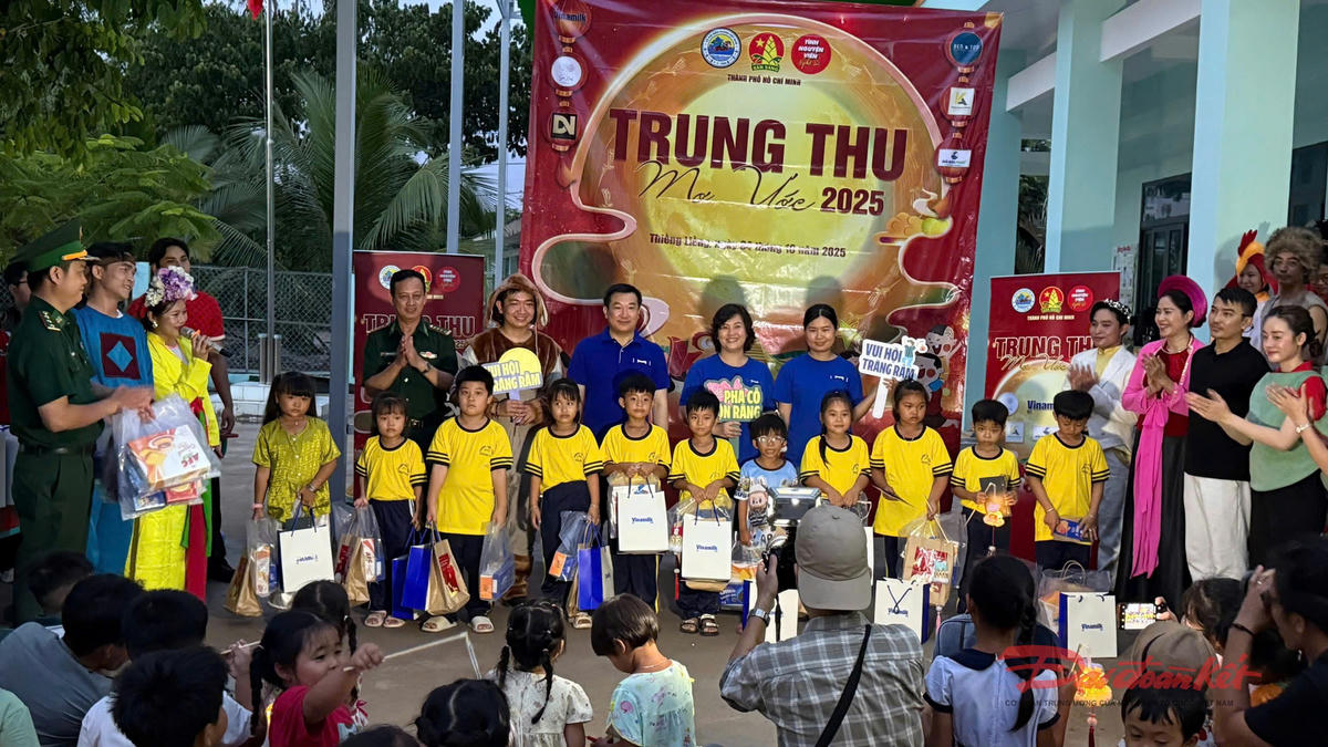 Cán bộ, chiến sĩ BĐBP
thành phố tặng quà trung thu cho các cháu học sinh tại Trường
Tiểu học Thạnh An (xã Thạnh An, TPHCM). Ảnh Lương Kiểm.