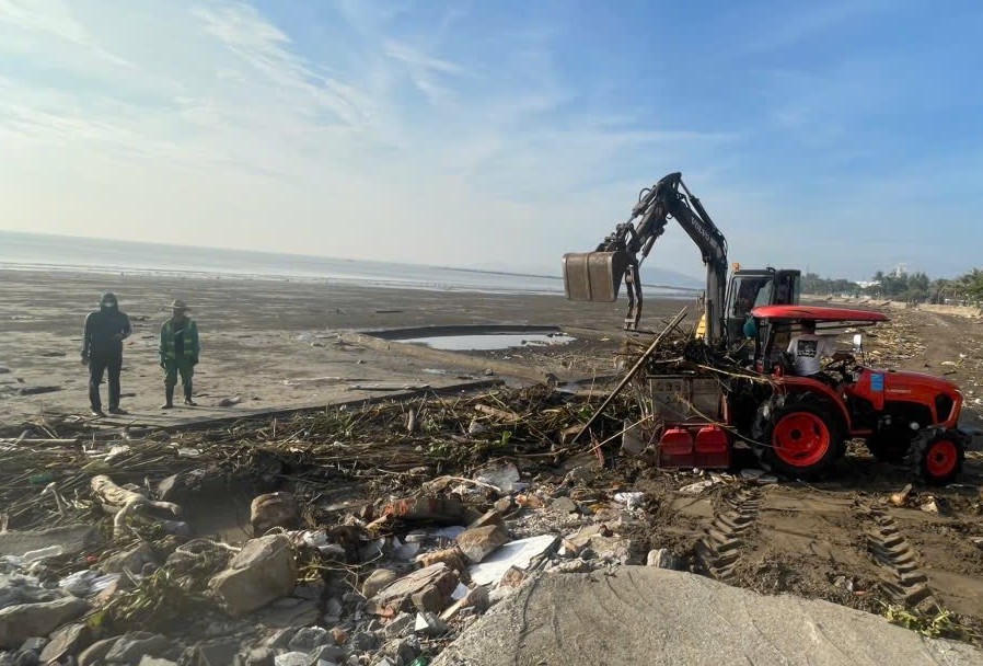 Phường Đồ Sơn huy động lực lượng chức năng dọn rác thải, bèo và vật liệu trôi dạt từ biển và cửa sông về. Ảnh: PT. 