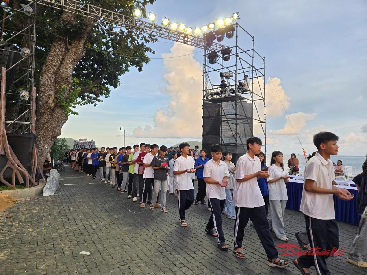 Hàng ngàn bạn trẻ tham gia hoạt động tri ân tại lễ hội sách "Huyền thoại Côn Đảo". Ảnh: M.Cường.