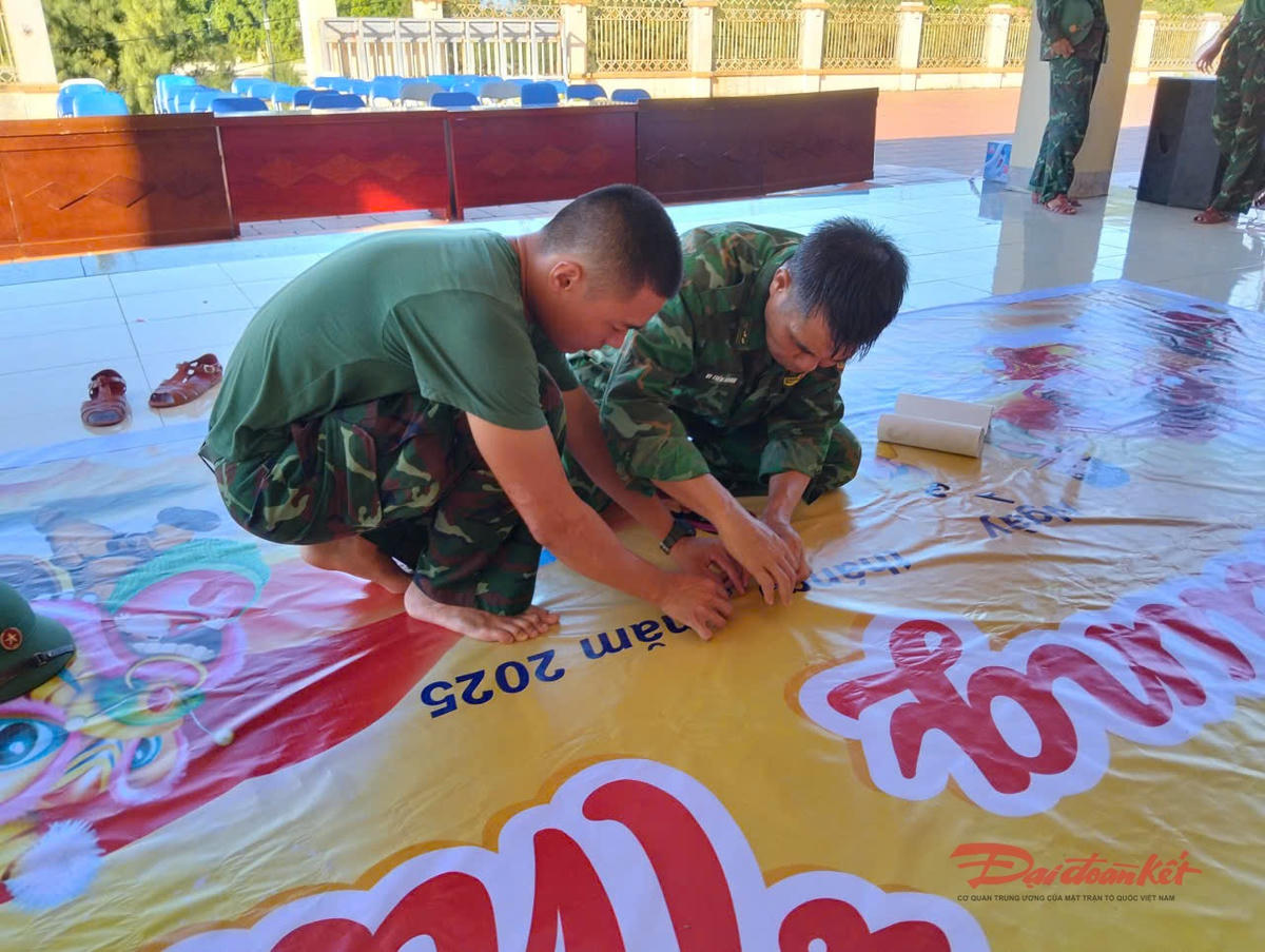 Các chiến sỹ Đồn BP đảo Trần chuẩn bị trang trí, khánh tiết cho đêm Trung Thu.