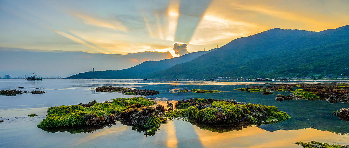 Hoàng hôn ở bán đảo Sơn Trà. Ảnh: Phạm Đăng Khiêm