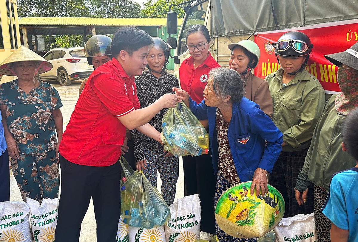 Ông Lý Văn Thành, Chủ tịch Hội Chữ thập đỏ tỉnh Quảng Ninh trực tiếp trao nhu yếu phẩm hỗ trợ bà con ở xã Tân An (tỉnh Nghệ An). Ảnh: ĐVCC.