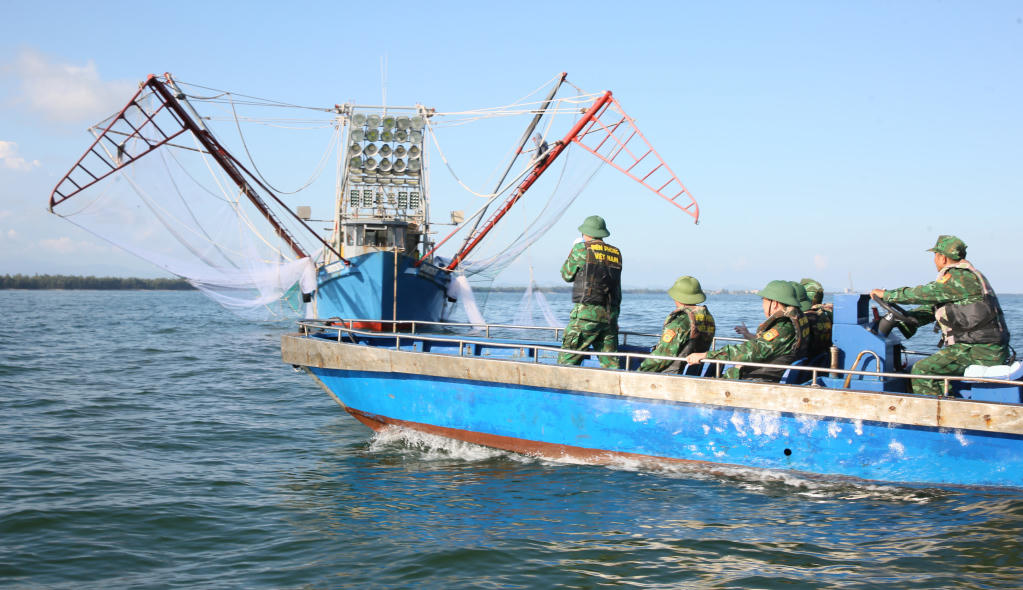 Lực lượng biên phòng tuần tra khu vực biển trên địa bàn, thông tin tuyên truyền, kêu gọi vận động ngư dân đưa tàu thuyền về bờ tránh trú bão. Ảnh: Minh Hà.
