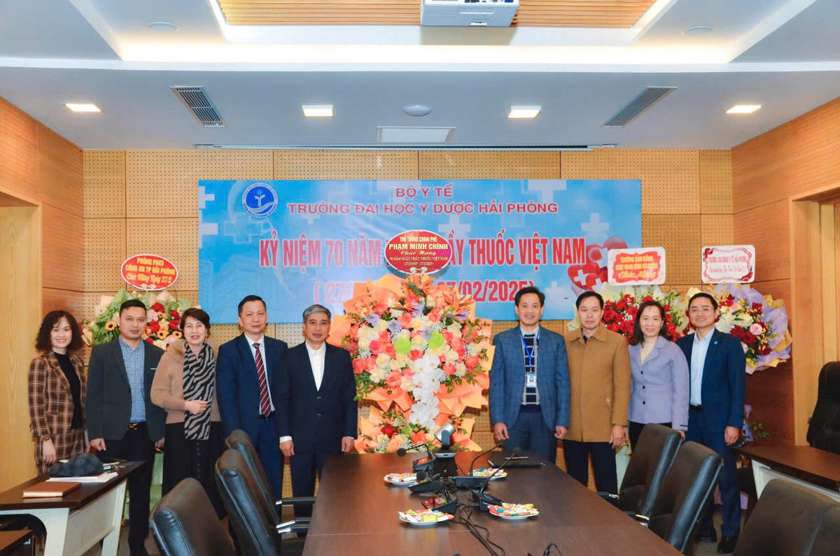 Lãnh đạo Trường Đại học Y Dược Hải Phòng nhận những lẵng hoa tươi thắm nhân kỷ niệm Ngày Thầy thuốc Việt Nam. Ảnh: PT