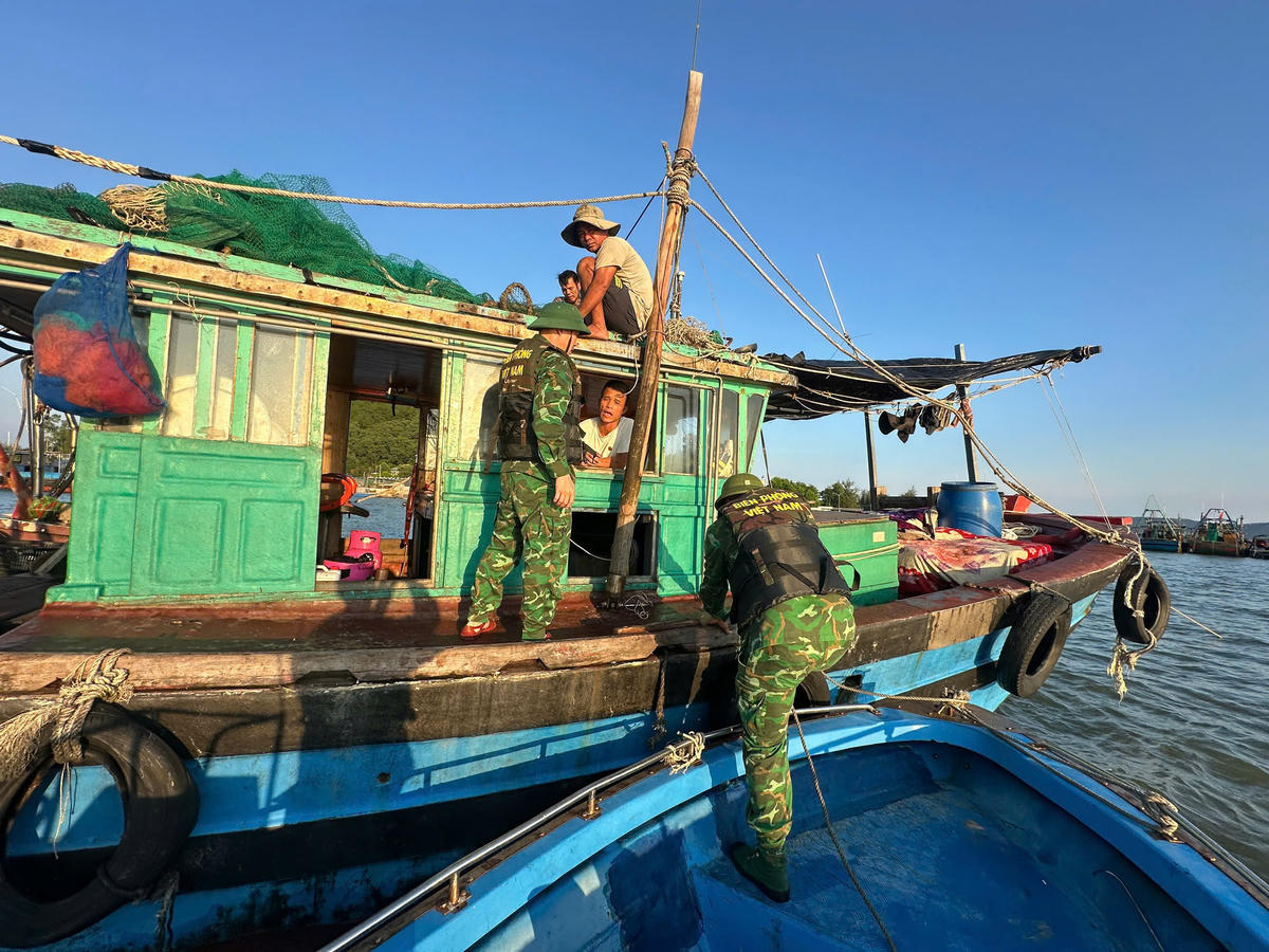 Đồn BP Trà Cổ (phường Móng Cái 1) tuyên
truyền cho các chủ phương và thuyền viên về cơn bão số 11, để ngư dân chủ động
tìm vị trí neo đậu tàu thuyền vào nơi tránh trú an toàn. Ảnh: Đồn BP Trà Cổ cung cấp.