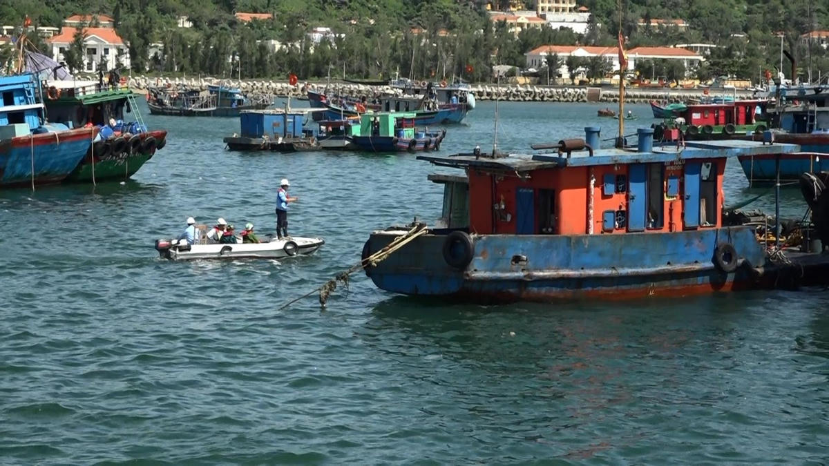 Lực lượng chức năng tại Đặc khu Bạch Long Vĩ  thông báo cho tàu, thuyền nắm diễn biến của bão, chủ động di chuyển, vòng tránh khỏi các khu vực nguy hiểm, đảm bảo an toàn cho người và phương tiện. Ảnh: CTV.