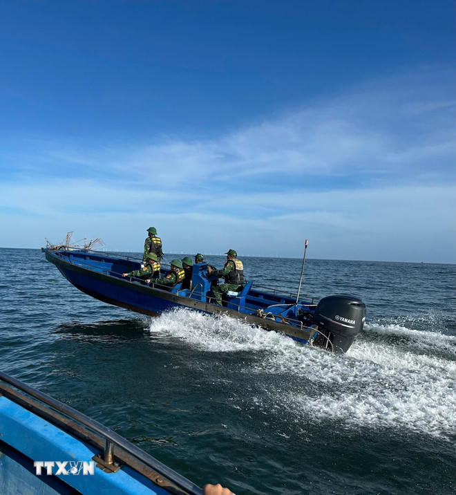 Cán bộ, chiến sỹ Đồn Biên phòng Trà Cổ tuần tra, kêu gọi tàu thuyền vào tránh trú bão. (Nguồn: TTXVN phát).