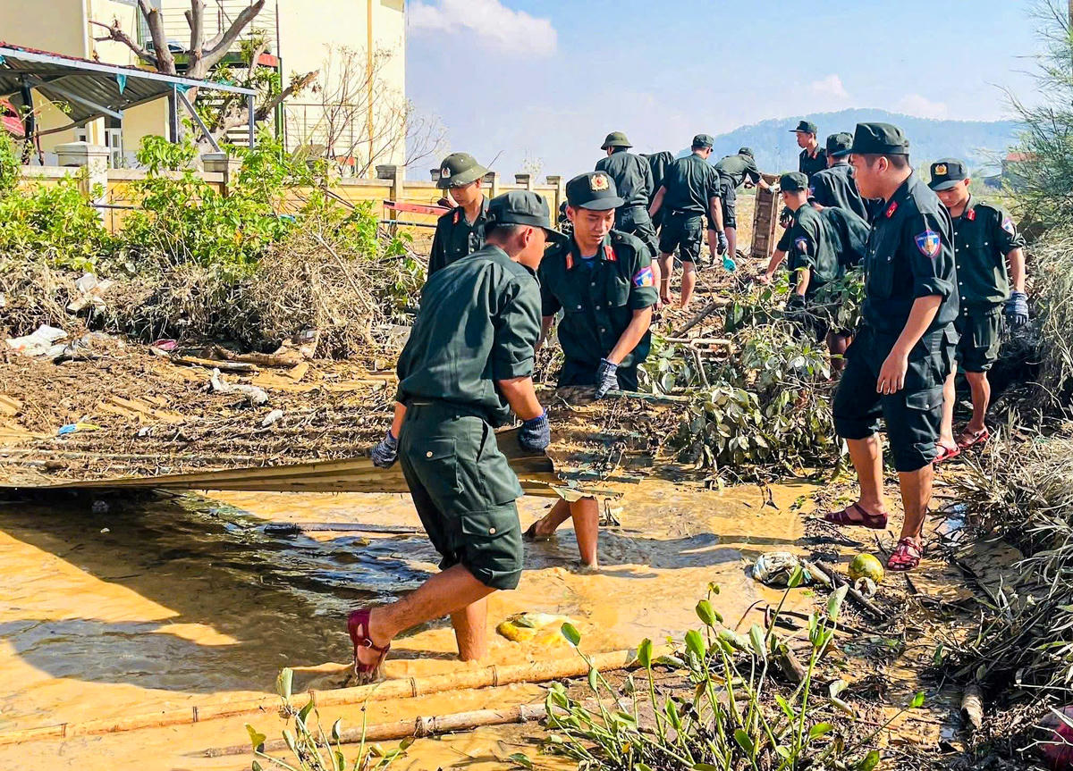 Trường học vùng lũ ở Hà Tĩnh khẩn trương dọn bùn, sẵn sàng đón học sinh