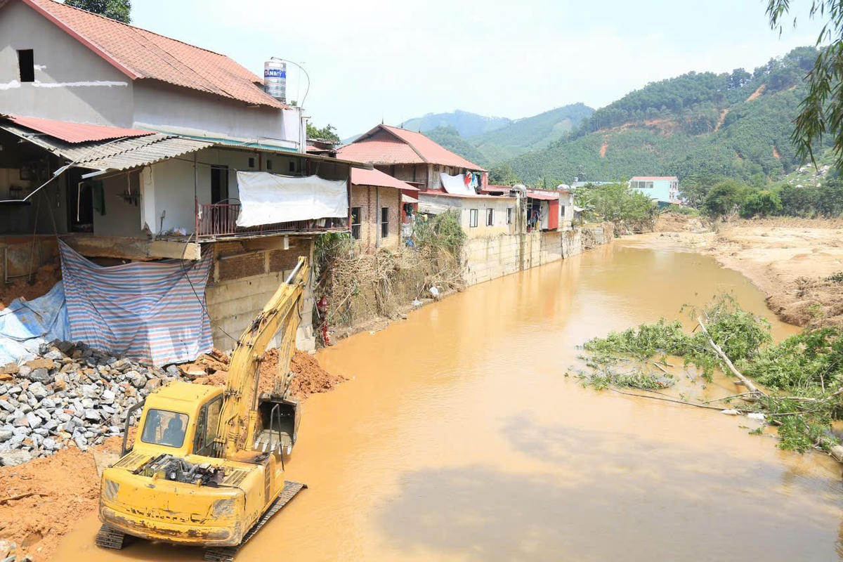 Một số điểm ở xã Việt Hồng vẫn còn ngập nước, ngổn ngang bùn đất. Ảnh: Văn Đức.