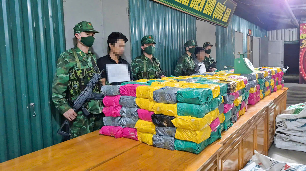 Hai đối tượng cùng tang vật vụ án. Ảnh: BPQT