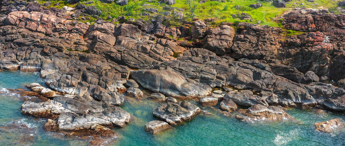 Bãi đá Sơn Trà. Ảnh: Trần Ngọc Tiến. 