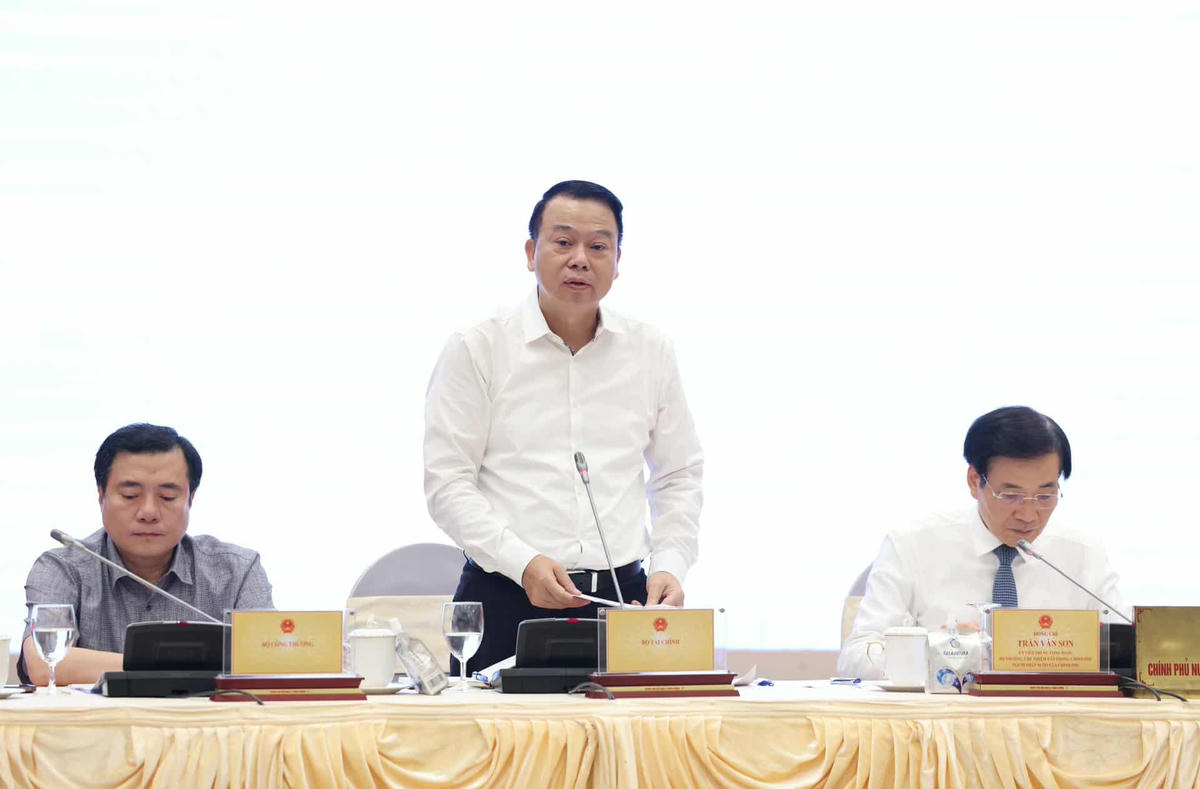 Thứ trưởng Bộ Tài chính Nguyễn Đức Chi trả lời tại cuộc họp báo. Ảnh: VGP/NB.