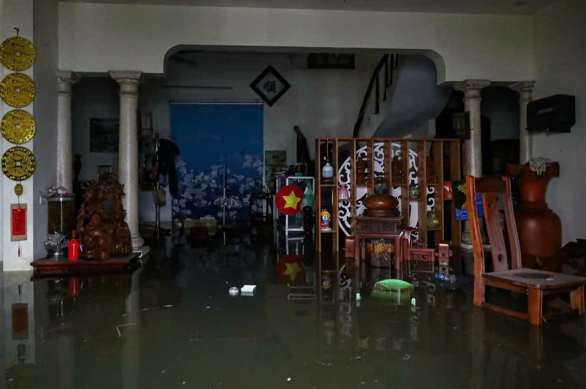 Nhà dân ở Hà Nội ngập sâu do ảnh hưởng của bão số 10. Ảnh Lê Khánh