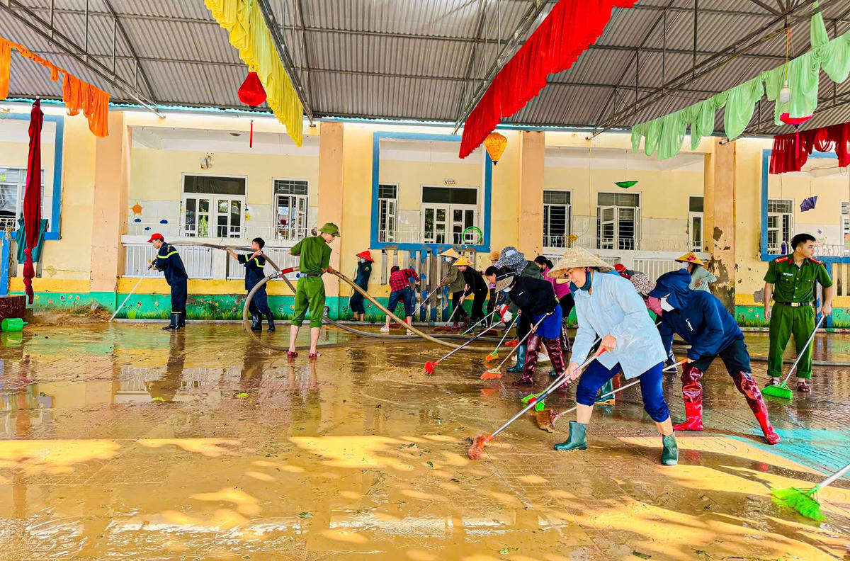 Các trường học vùng lũ nhận được nhiều hỗ trợ từ các lực lượng và tổ chức xã hội. 
