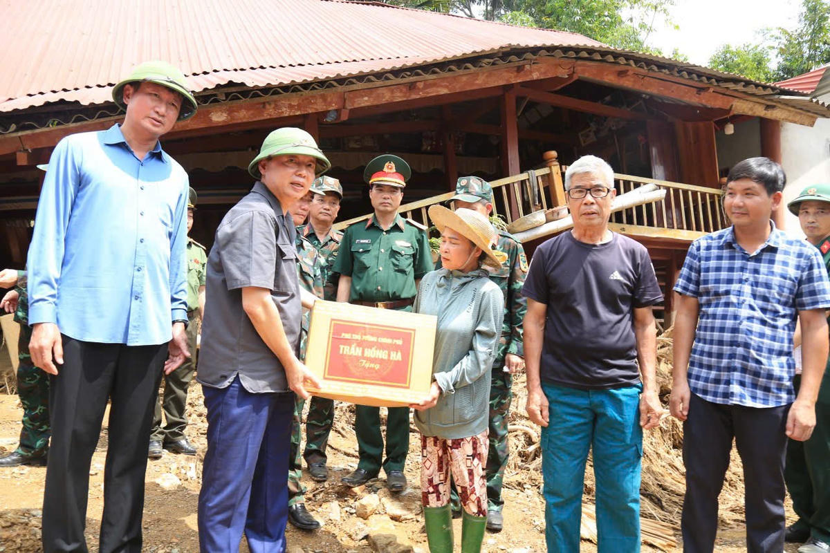 Phó Thủ tướng Trần Hồng Hà thăm hỏi, tặng quà cho hộ dân bị ảnh hưởng do bão số 10. Ảnh: Văn Đức.