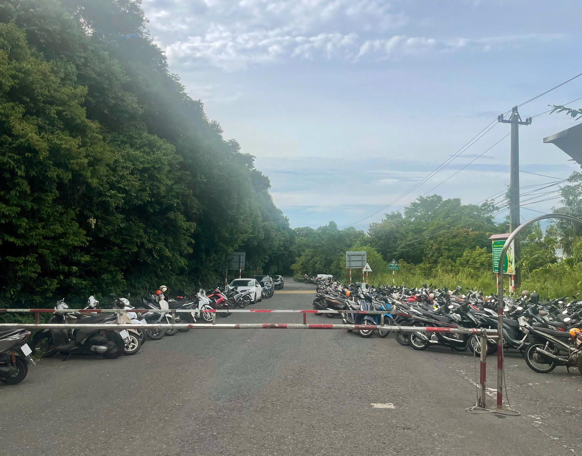 Chốt kiểm soát là nơi gửi xe máy để du khách bắt đầu khám phá các tuyến tham quan. Ảnh: Nguyễn Tú