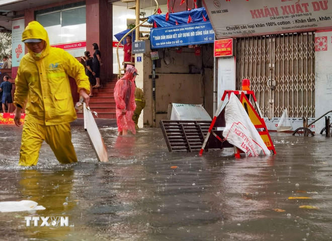 Sẵn sàng triển khai kịp thời công tác phòng, chống úng ngập nội thành. (Ảnh: Thanh Tùng/TTXVN).