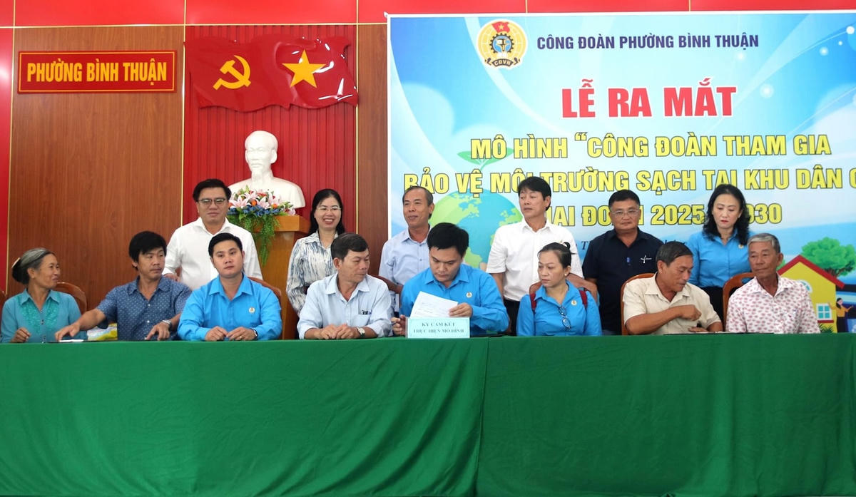 Ban điều hành khu phố và
CĐCS ký cam kết thực hiện mô hình bảo vệ môi trường ở khu dân cư giai đoạn
2025-2030. (ảnh H.L)