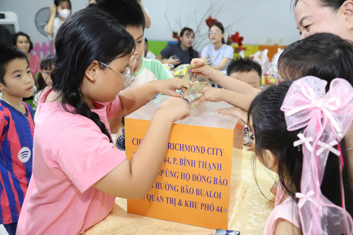 Các cháu thiếu nhi
tại chung cư Richmond City ủng hộ các bạn học sinh miền Trung bị ảnh hưởng bởi
thiên tai. Ảnh: Q.Đ.