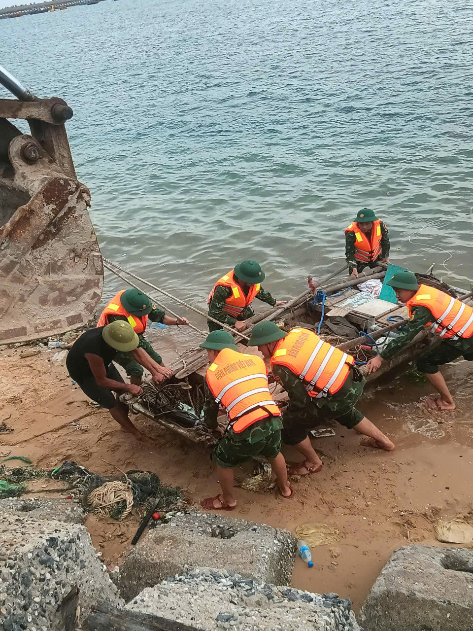 Đồn Biên phòng Bạch Long Vĩ hỗ trợ ngư dân ngư dân đưa phương tiện tàu, thuyền lên bờ trú bão. Ảnh: CTV. 