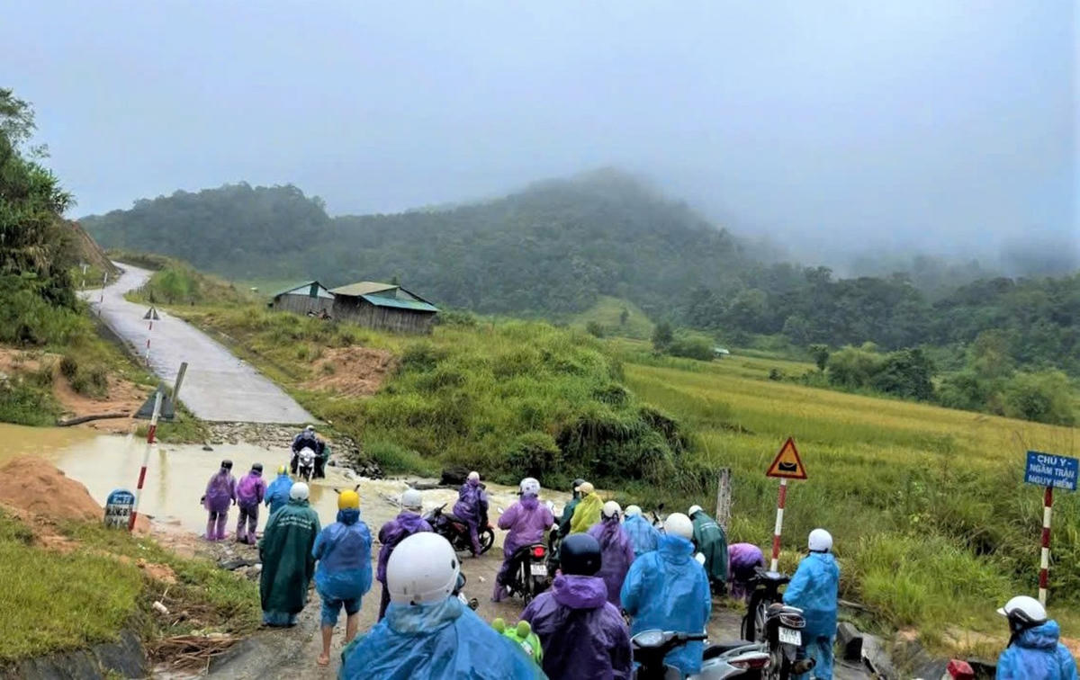 Ngầm tràn
trên đường Ngọc Hoàng-Măng Bút, đoạn qua xã Măng Bút gây khó khăn cho việc đi lại.
Ảnh: CV.