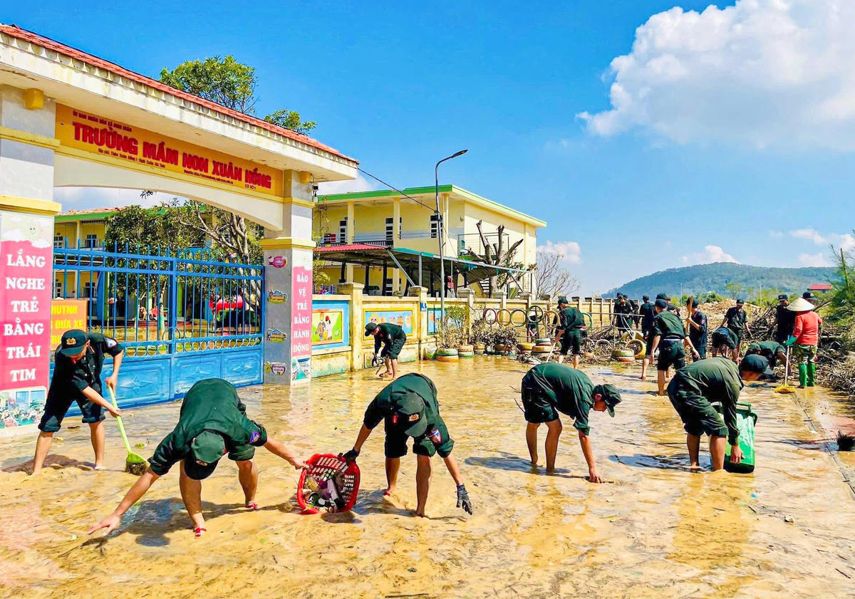 Lực lượng Cảnh sát cơ động tỉnh Hà Tĩnh giúp dọn bùn, di chuyển tài sản, sửa chữa tạm thời tại một số điểm như Trường Mầm non Xuân Hồng. 