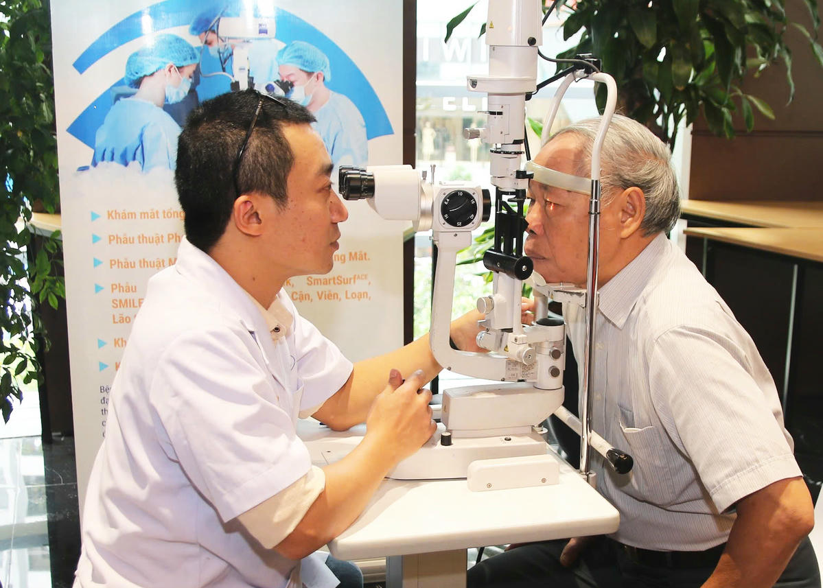 Các bác sĩ khám mắt miễn phí cho người cao tuổi tại Chương trình nhân đạo “Mắt sáng cho người cao tuổi”.