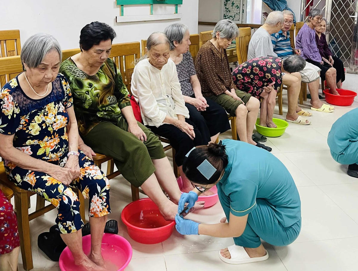 Người cao tuổi được chăm sóc tại Trung tâm Dưỡng lão Diên Hồng- Hà Nội. Ảnh: Đức Trân