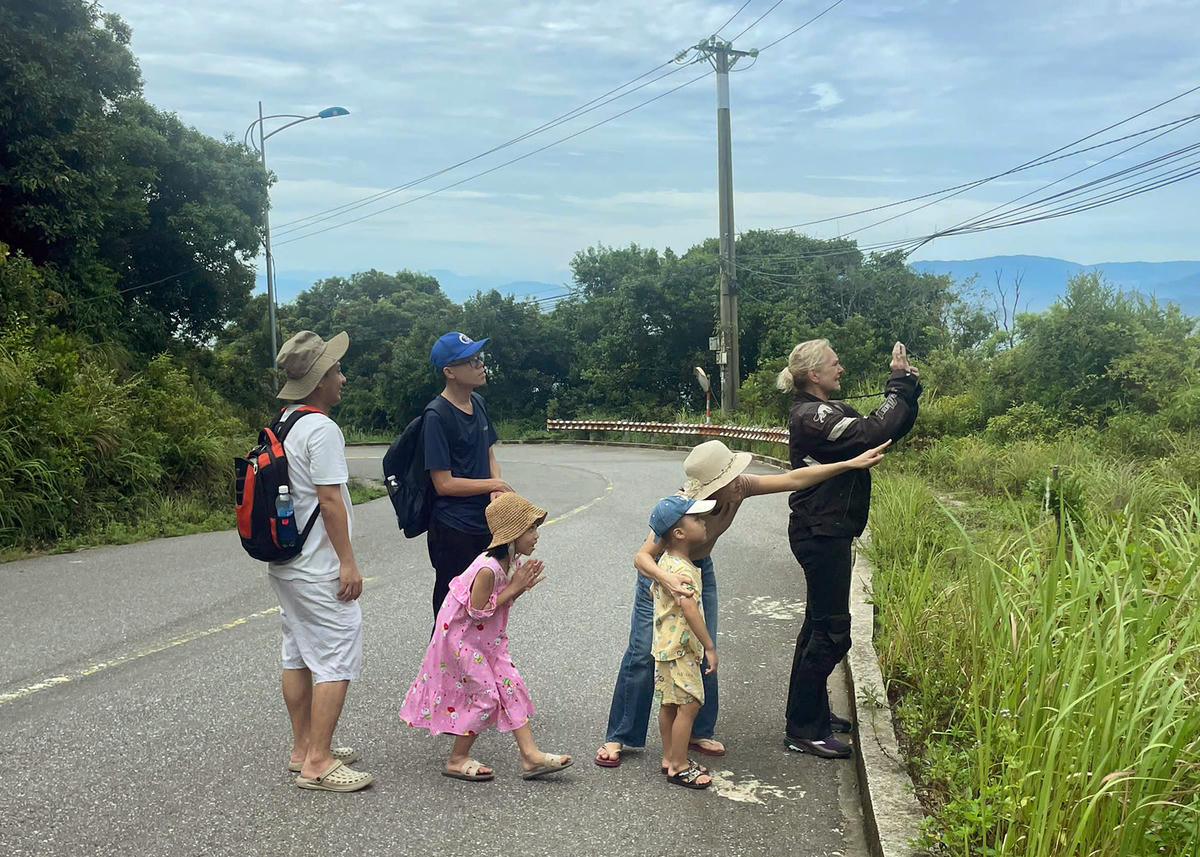 Du khách quan sát động vật hoang dã ở bán đảo. Ảnh: Nguyễn Tú.