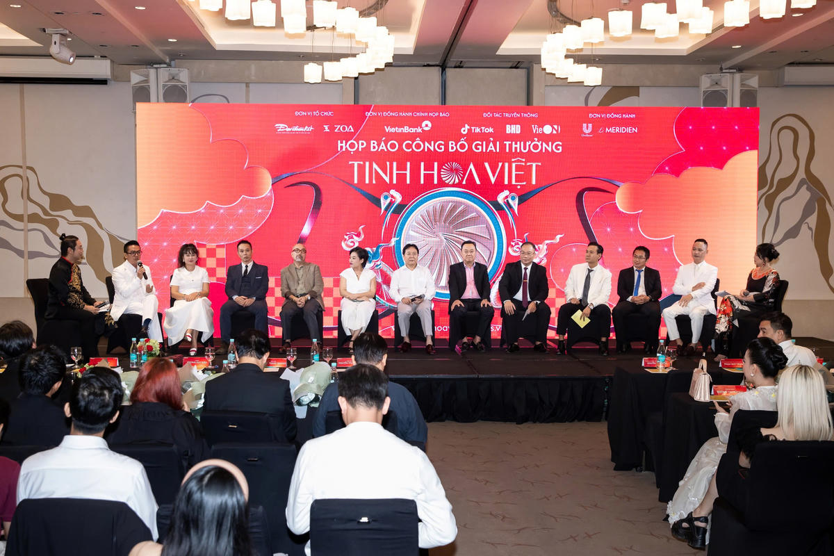 Ban tổ chức, Ban giám khảo trả lời các câu hỏi tại cuộc họp báo công bố chương trình Giải thưởng Tinh Hoa Việt năm 2025.
